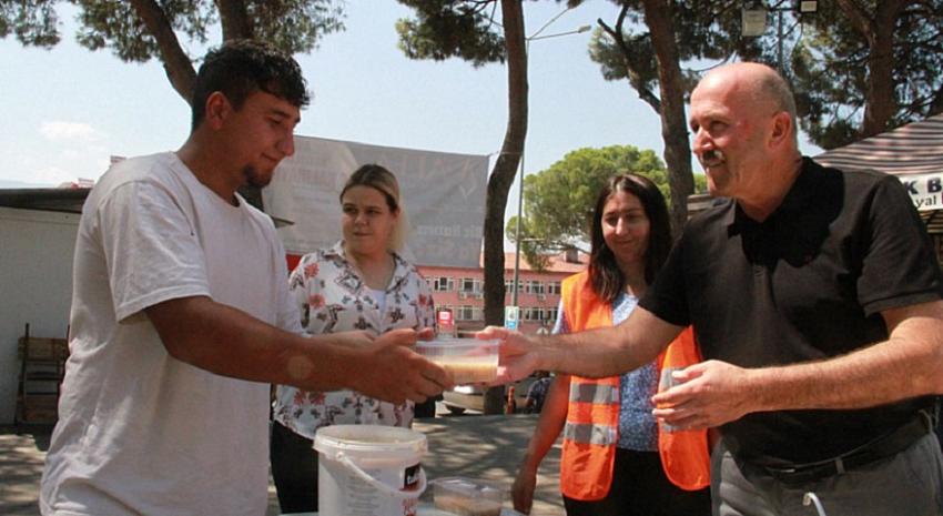 KUYUCAK BELEDİYESİ AŞURE DAĞITTI