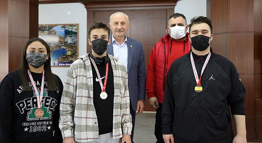 Didim'in şampiyon boksörleri Başkan Atabay'ı ziyaret etti