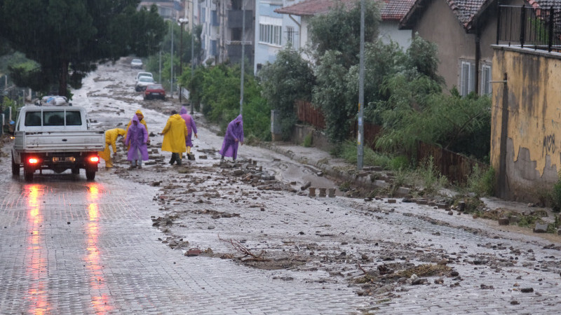 KUYUCAK BELEDİYESİ SEL SONRASI YARALARI SARIYOR