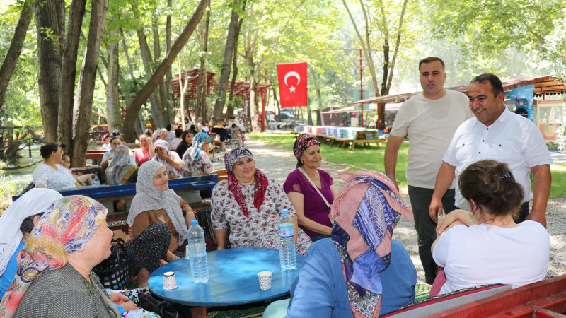 Bozdoğan Belediye Başkanı Ufuk Altıntaş, kadınları pikniğe götürdü