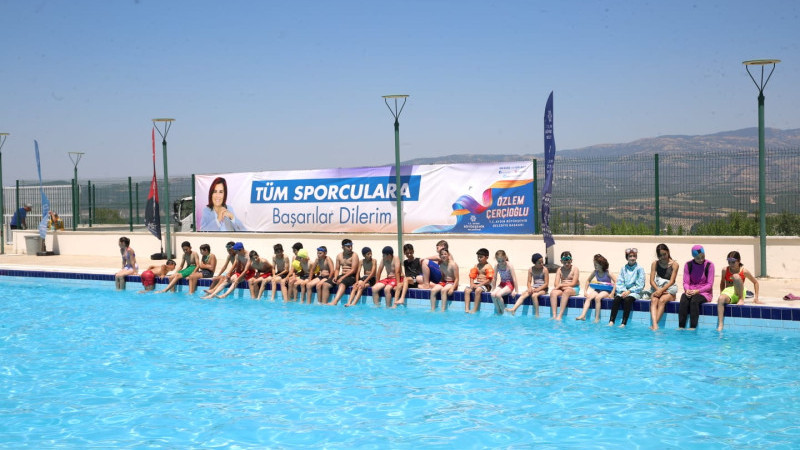 Karacasu Sosyal Tesisleri'nde yüzme etkinlikleri başladı