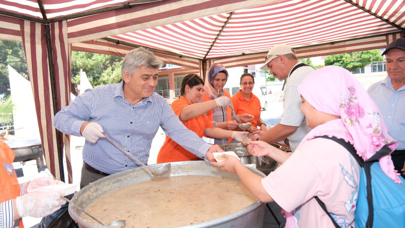 KUYUCAK BELEDİYESİ AŞURE DAĞITTI