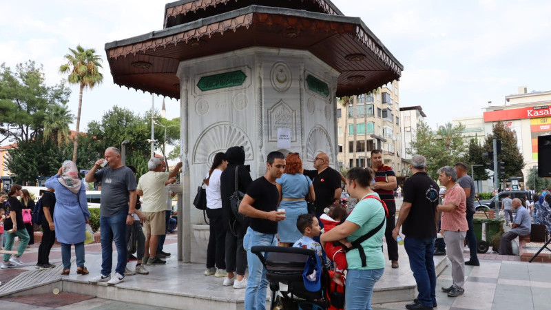 Mevlid Kandili’nde Osmanlı Çeşmesi’nden şerbet aktı