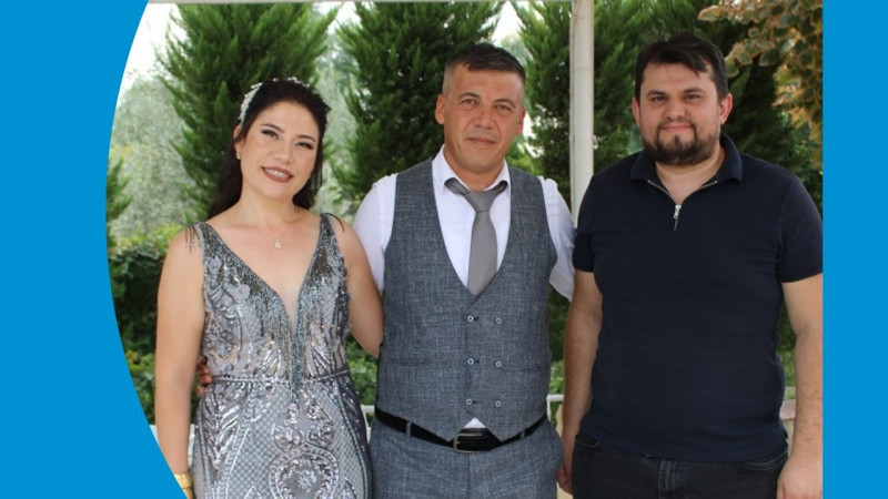 YRP Nazilli İlçe Başkanı Emin Eser hemşehrileri ile kucaklaşıyor
