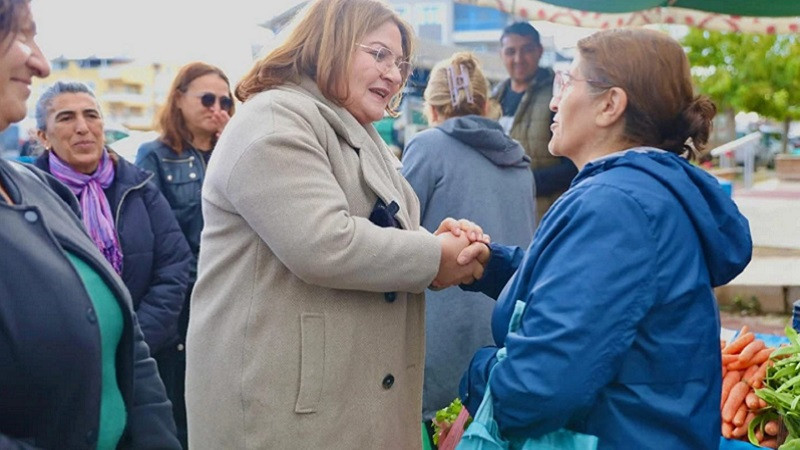 Başkan Gençay Pazartesi Pazarında vatandaşlarla bir araya geldi