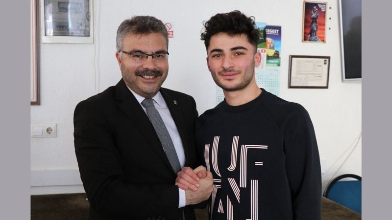 Özmen: İkinci Yüzyıl’da Cumhuriyetimizi ileriye taşıyacak güç, gençlerimizin vatan sevgisidir