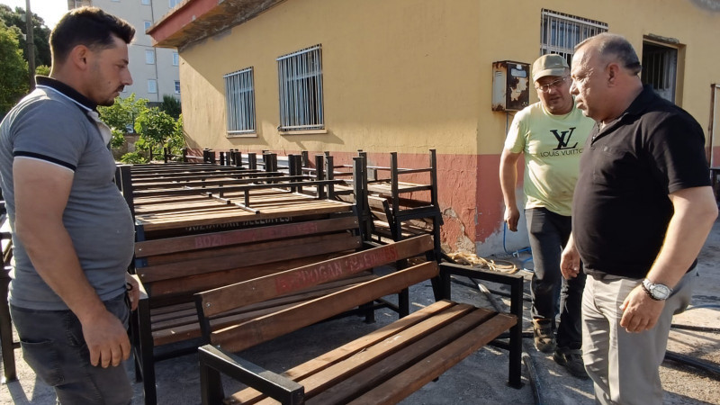 Bozdoğan Belediyesi bankları ve durakları kendi imkânlarıyla üretiyor