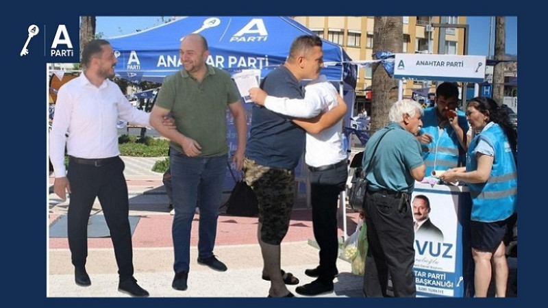 Kırlıoğlu, üye olmak için heyecanlanan hemşehrileri ile sahada kucaklaştı