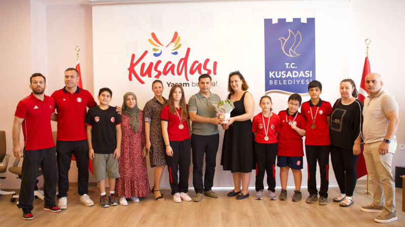 BAŞARILI GÜREŞÇİLERDEN BAŞKAN ÖMER GÜNEL’E ZİYARET