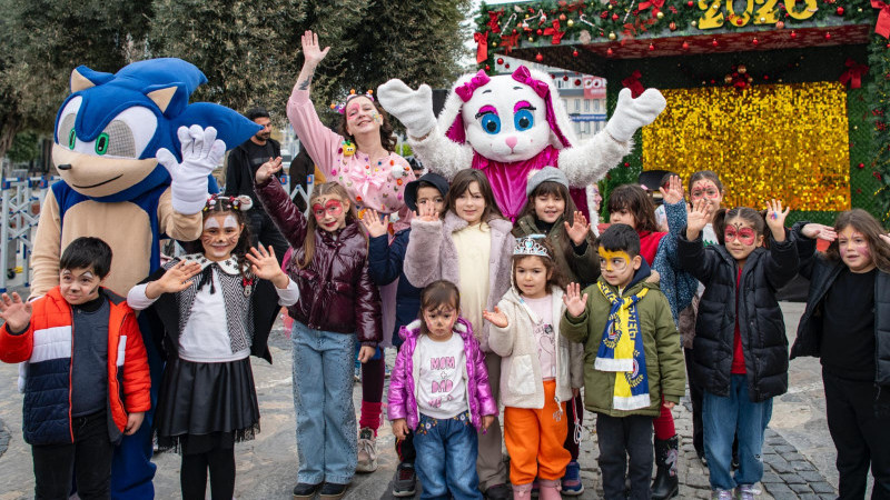 KUŞADASI’NDA YILBAŞI EĞLENCELERİ BAŞLADI