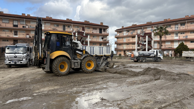 Kuşadası Belediyesi sağanak yağışın izlerini temizlemeye devam ediyor