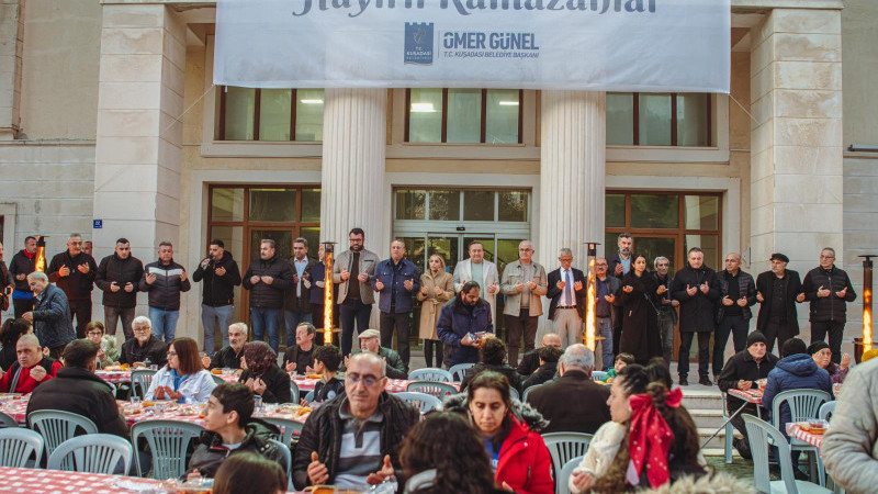 DAVUTLAR’DA ORUÇLAR KUŞADASI BELEDİYESİ’NİN İFTAR SOFRASINDA AÇILDI