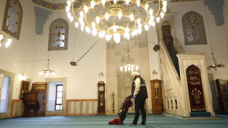 Aydın Büyükşehir Belediyesi Camilerde Temizlik Çalışmalarını Sürdürüyor